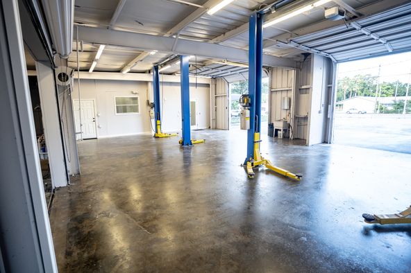 N. Florida Ave Warehouse or Automotive/Office/Showroom- 6,061 SF : 14041 N Florida Ave, Tampa, FL 33613